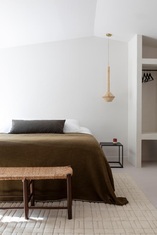 L’une des chambres au charme brut. 