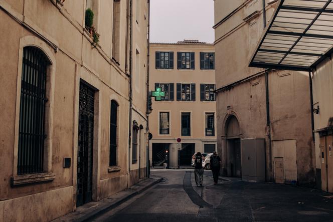 Dans le centre-ville de Nîmes, le 12 Août 2025 à 17 heures. La ville a connu huit nuits tropicales (dont la température est supérieure à 20 °C) lors de l’épisode de chaleur.