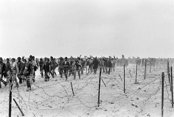 Des volontaires marocains lors de la « marche verte », prise de possession du Sahara occidental par le Maroc, le 7 novembre 1975.