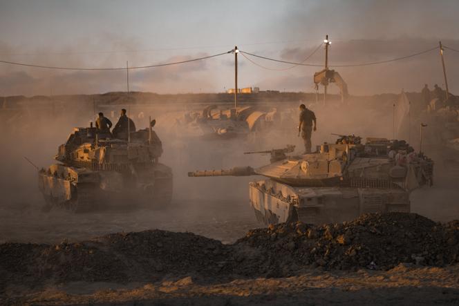 Chars et soldats de l’armée israélienne, près de la frontière nord de la bande de Gaza, le 18 août 2025.