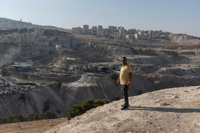 Mohamed Mattar, fonctionnaire local de l’Autorité palestinienne, devant une partie d’al-Eizariya (Cisjordanie), qui devrait être rasée dans le cadre du projet de la colonie E1, le 20 août 2025.