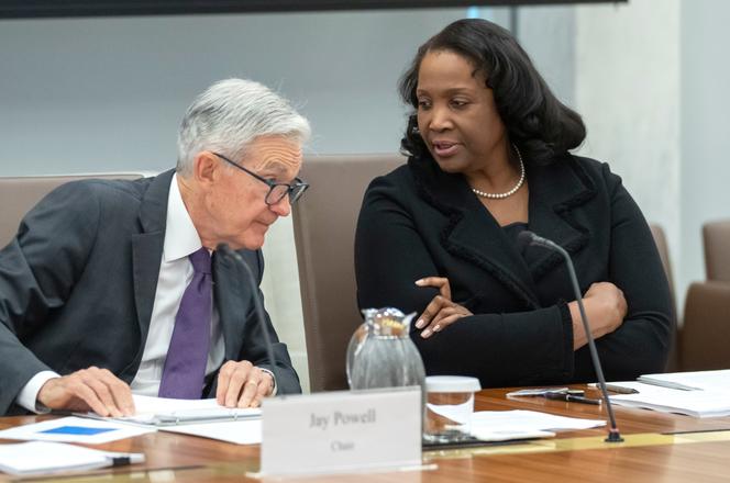 Jerome Powell, président de la Réserve fédérale américaine (Fed), et Lisa Cook, gouverneure de la Fed, lors d’une réunion du conseil des gouverneurs de la banque centrale américaine, à Washington, le 25 juin 2025.
