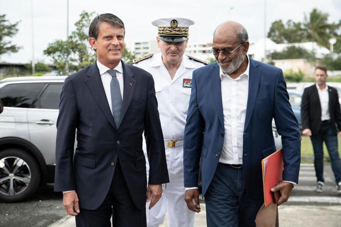 Le ministre français des outre-mer, Manuel Valls, est accompagné du haut-commissaire de la République en Nouvelle-Calédonie, Jacques Billant, et du président du Sénat coutumier, Aguetil Mahe Gowe, à son arrivée au Sénat coutumier de Nouméa, en Nouvelle-Calédonie, le 20 août 2025.