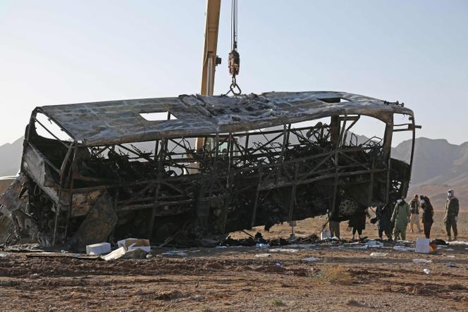 La carcasse d’un autocar après un violent accident de la route, dans la province de Hérat, dans l’ouest de l’Afghanistan, le 20 août 2025.