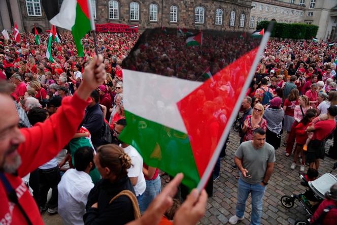 Une manifestation en soutien aux Palestiniens, organisée par Amnesty International Danemark, DanChurchAid, le Conseil danois pour les réfugiés, Greenpeace, International Media Support et Oxfam Danemark sur la place du palais de Christiansborg, à Copenhague, le 18 juin 2025.