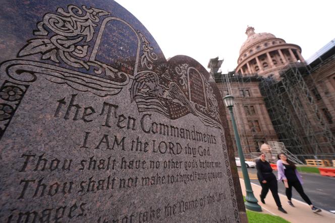 Un monument en granit représente les dix commandements, devant le Capitole du Texas, à Austin, le 29 mai 2025.