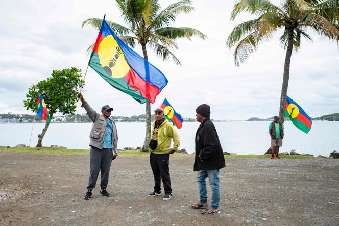 Un homme brandit un drapeau du mouvement indépendantiste FLNKS, à Nouméa, en Nouvelle-Calédonie, le 20 août 2025. 