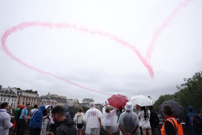 Dessin d’un cœur créé lors d’une démonstration aérienne pendant la cérémonie d’ouverture des Jeux olympiques 2024, à Paris, le 26 juillet 2024.