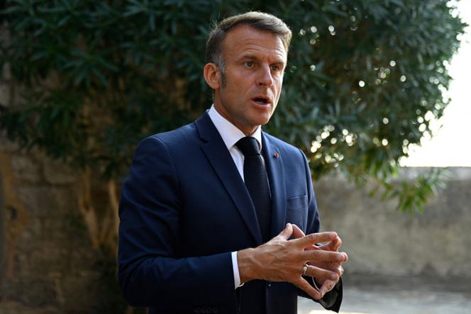 Emmanuel Macron s’adresse à la presse à la suite d’une discussion avec les membres de la « coalition des volontaires », au fort de Brégançon, à Bormes-les-Mimosas (Var), le 17 août 2025.