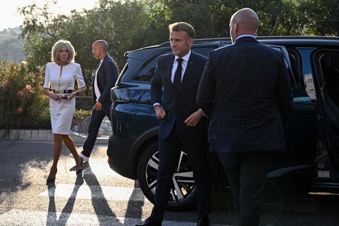 Brigitte et Emmanuel Macron, à Bormes-les-Mimosas (Var), le 17 août 2025.