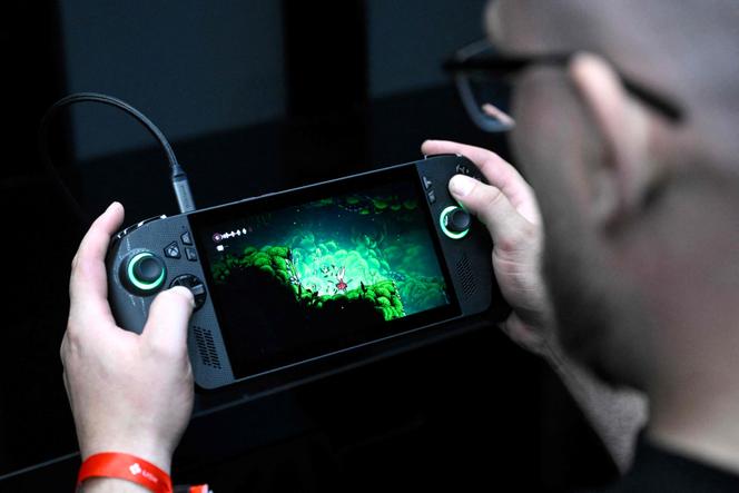 « Hollow Knight: Silksong », présenté sur la console Xbox ROG Ally de Microsoft et Asus, à la Gamescom, à Cologne (Allemagne), le 20 août 2025. Cette console portable devrait sortir au dernier trimestre 2025.