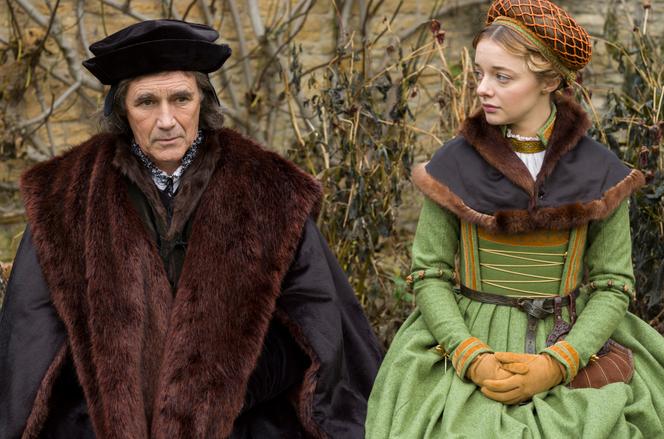 Mark Rylance (Thomas Cromwell) et Ellie de Lange (Jenneke) dans « Wolf Hall. Le miroir et la lumière », série écrite par Peter Straughan et réalisée par Peter Kosminsky.