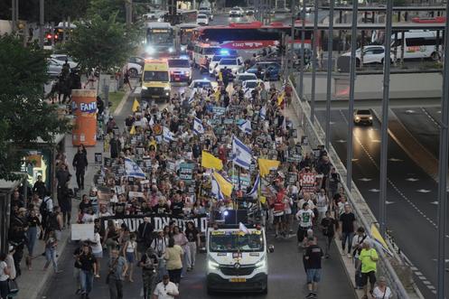 Demonstracja w Tel Awiwie, domagająca się natychmiastowego uwolnienia zakładników Hamasu i zakończenia wojny w Strefie Gazy, 21 sierpnia 2025 r.