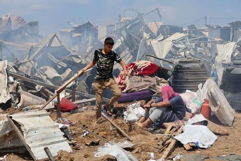 Po izraelskim bombardowaniu obozu dla uchodźców w Deir Al-Balah, w centralnej Strefie Gazy, 21 sierpnia 2025 r.