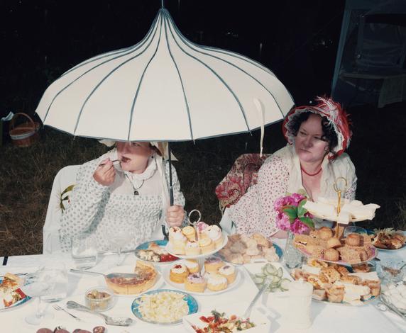 Jeanette Haslam et Barbara Rogers lors d’un pique-nique « Jane Austen », sur la colline de Box Hill (Royaume-Uni), dans le Surrey, en juillet 2025.