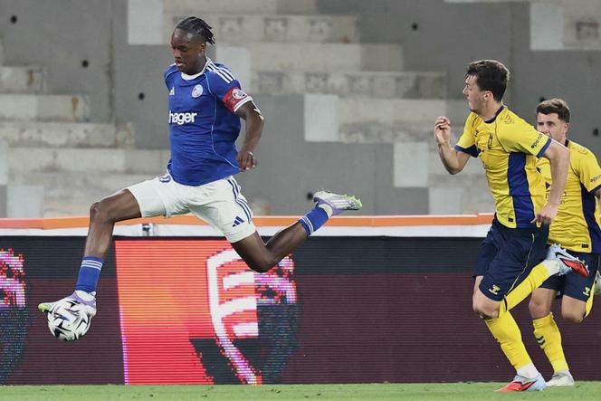 L’attaquant de Sytrasbourg Emanuel Emegha (maillot bleu), face à Brondby, le 21 août 2025, au stade de la Meinau de Strasbourg.