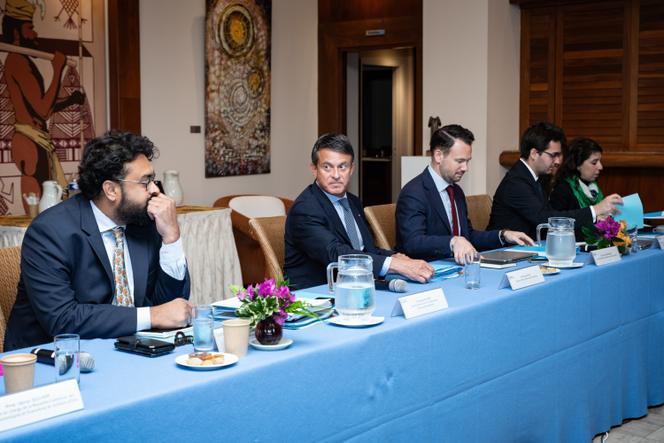 Manuel Valls, ministre des outre-mer, et sa délégation, à Nouméa, le 21 août 2025.