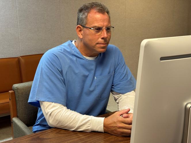 Erik Menendez, alors qu’il assiste à l’audience de sa libération conditionnelle en ligne, depuis le centre correctionnel Richard J. Donovan de San Diego (Californie), le 21 août 2025. 