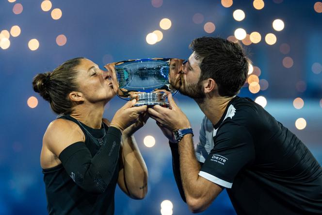 Sara Errani et Andrea Vavassori avec le trophée après leur victoire contre Casper Ruud et Iga Swiatek, en finale du tournoi de double mixte de l’US Open, à New York, le 20 août 2025.