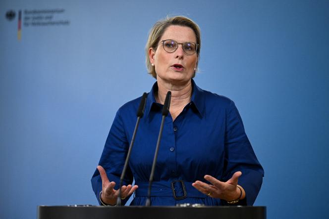 La ministre allemande de la justice, Stefanie Hubig, fait une déclaration à la presse à Berlin, en Allemagne, le 21 août 2025, à la suite de l’arrestation en Italie d’un Ukrainien soupçonné d’avoir coordonné le sabotage du gazoduc Nord Stream en 2022.