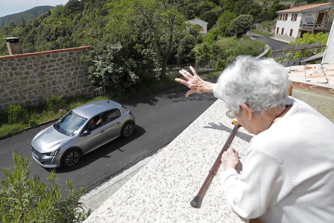 Une infirmière indépendante en tournée dans le village de Marato (Corse), le 16 mai 2023.