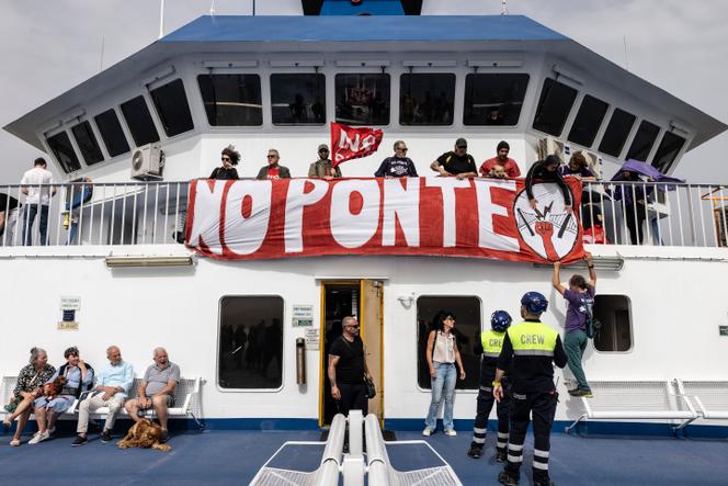 Des militants du mouvement « No Ponte», (Non au pont) sur le ferry qui traverse le détroit de Messine, à Villa San Giovanni, en Calabre, le 18 mai 2024.