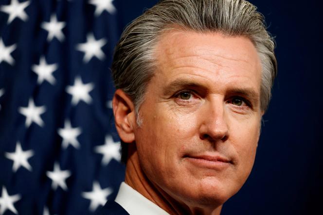O governador da Califórnia, Gavin Newsom, realiza um evento de assinatura de projeto de lei relacionado a redesenhar os mapas congressistas do estado em 21 de agosto de 2025 em Sacramento, Califórnia. 