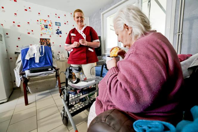 Marjorie Yousfi, auxiliaire de vie, chez une patiente, à Wallers (Nord), le 7 mai 2025.