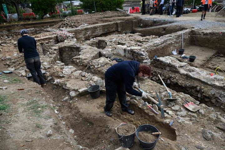 Les archéologues travaillant sur le site de la cité gallo-romaine de Saint-Romain-en-Gal, à Vienne (Rhône), le 21 août 2025.