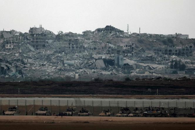 Des véhicules blindés israéliens le long de la barrière de séparation avec Gaza, le 21 août 2025. 
