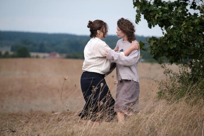 Paula Beer et Barbara Auer dans « Miroirs n° 3 », de Christian Petzold.