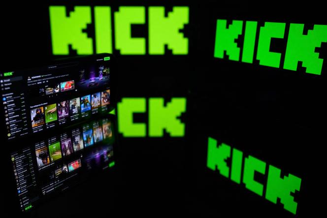 Des écrans affichant le logo de Kick, une plateforme australienne de streaming en direct, à Toulouse, le 21 août 2025.
