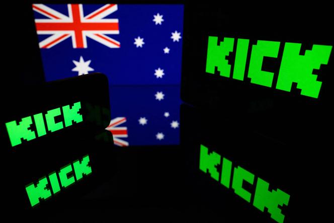 Des écrans affichant le logo de Kick, une plateforme australienne de streaming en direct, avec le drapeau australien en arrière-plan, à Toulouse, dans le sud-ouest de la France, le 21 août 2025.
