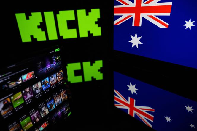 Cette photographie montre des écrans affichant le logo et la page d’accueil de Kick, une plateforme australienne de streaming en direct, avec le drapeau australien en arrière-plan, à Toulouse, dans le sud-ouest de la France, le 21 août 2025.