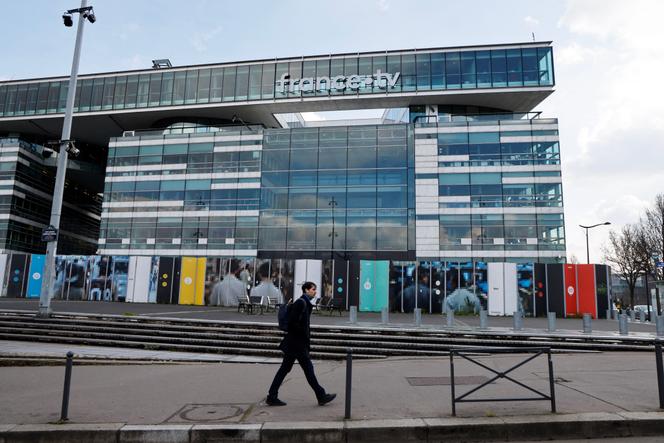 Devant le siège de France Télévisions, à Paris, le 13 mars 2025.