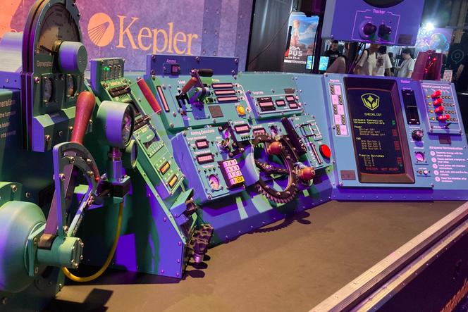 Avis aux amateurs de cadrans et de leviers, voici la reconstitution (jouable) du cockpit installée sur le stand de « PVKK » à la Gamescom.