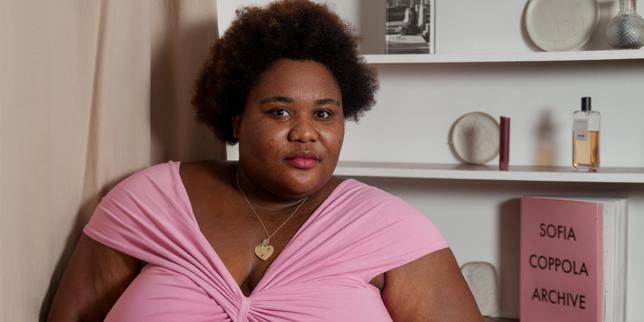 Avec son roman « Avale », la comédienne Séphora Pondi dévoile une intensité surprenante