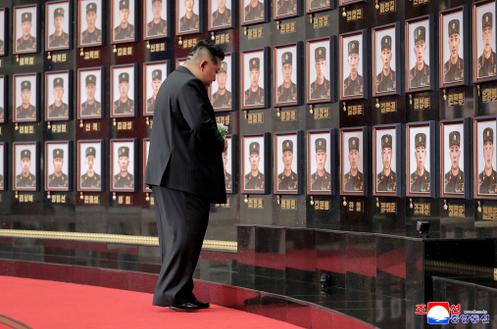 Le dirigeant nord-coréen, Kim Jong-un, rend hommage aux soldats tués au combat aux côtés de l’armée russe dans le conflit contre l’Ukraine, lors d’une cérémonie nationale de remise de distinctions, à Pyongyang. Photo publiée le 22 août 2025 par l’agence de presse nord-coréenne KCNA.