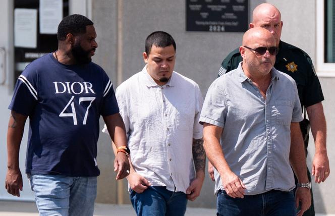 Kilmar Abrego Garcia (chemise blanche au centre) après sa libération de prison à Cookville (Tennessee), le 22 août 2025.