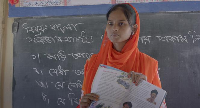 L’enseignante Taslima Akter lors d’un cours, au Bangladesh. Image extraite du documentaire « Etre prof », d’Emilie Thérond.