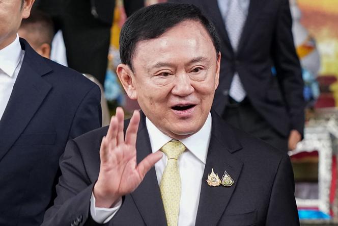 L’ancien premier ministre thaïlandais Thaksin Shinawatra, à sa sortie du tribunal de Bangkok, le 22 août 2025.