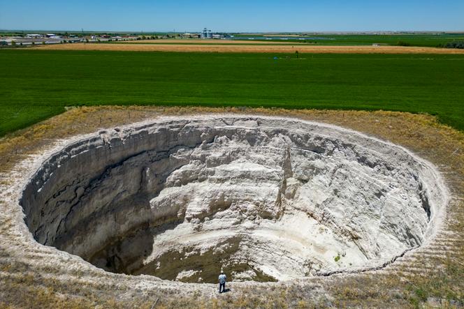 Un agriculteur devant un gouffre formé au milieu des champs, à Karapinar, dans la province de Konya, en Anatolie centrale (Turquie), le 23 juin 2024.