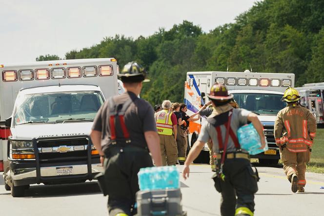 Les secours interviennent sur le lieu d’un accident impliquant un autocar de tourisme qui s’est renversé sur une autoroute, près de Pembroke, dans l’Etat de New York, le 22 août 2025.