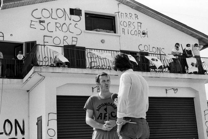 Edmond Simeoni interviewé par un journaliste lors d’une trêve dans la prise d’otages du vignoble d’Aléria (Haute-Corse), le 22 août 1975.