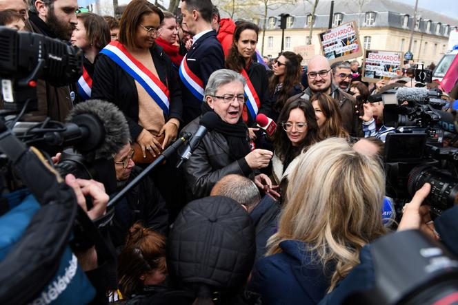 Le leader de La France Insoumise (LFI), Jean-Luc Mélenchon, s’adresse à la presse lors d’une manifestation organisée à Paris le 6 avril 2023.
