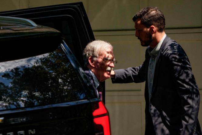 L’ancien conseiller de Donald Trump, John Bolton, arrive à son domicile, alors qu’il est perquisitionné par le FBI, à Bethesda, dans le Maryland, le 22 août 2025.