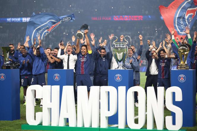 Le capitaine du PSG, Marquinhos, soulève la Supercoupe d’Europe, l’un des cinq trophées remportés par le club dans l’année, au Parc des Princes à Paris, le 22 août 2025.