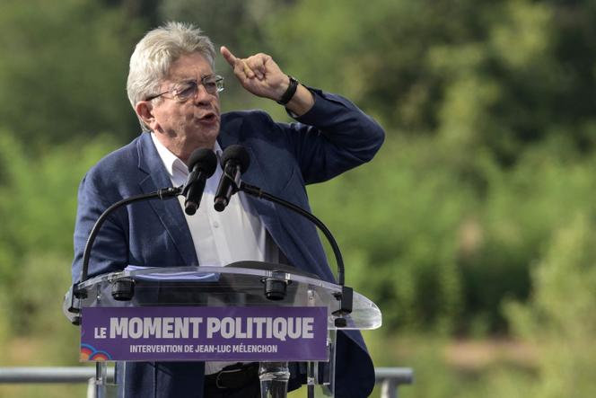 Jean-Luc Mélenchon pendant son discours à Châteauneuf-sur-Isère, vendredi 22 août 2025.