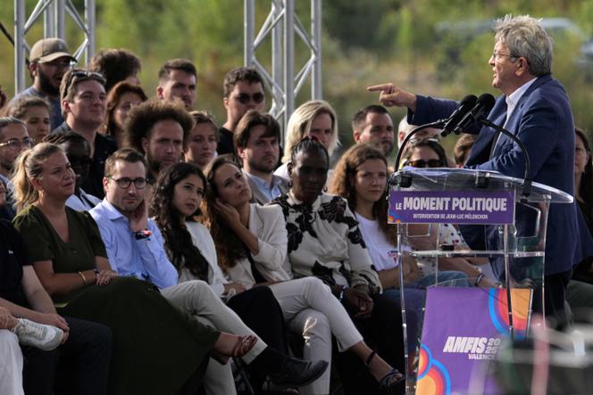 Jean-Luc Mélenchon pendant son discours à Chateauneuf-sur-Isère, vendredi 22 août 2025.