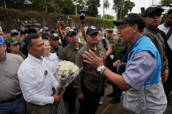 Le 22 août 2025 à Cali (Colombie), le ministre de la défense colombien, Pedro Sanchez, discute avec un habitant sur les lieux d’une explosion survenue la veille lors d’un attentat.